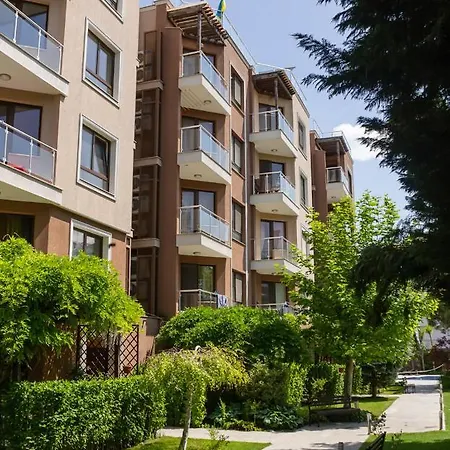 Black & White - 2-bedroom Flat 5min From The Apartment *