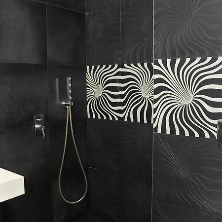 Black & White - 2-bedroom Flat 5min From The Apartment