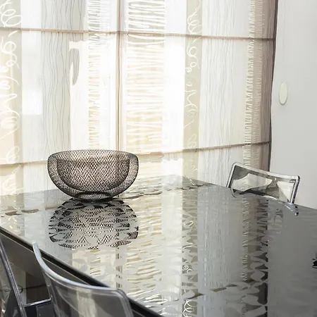 Black & White - 2-bedroom Flat 5min From The Warna