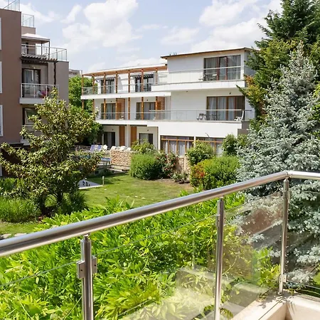 Black & White - 2-bedroom Flat 5min From The Apartment Warna