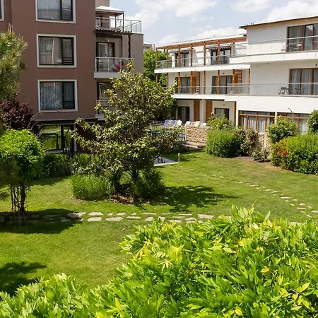 Black & White - 2-bedroom Flat 5min From The