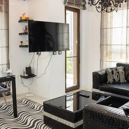 Black & White - 2-bedroom Flat 5min From The شقة فارنا