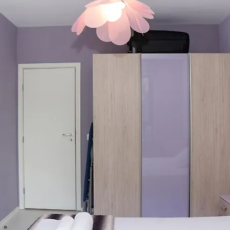 Black & White - 2-bedroom Flat 5min From The *