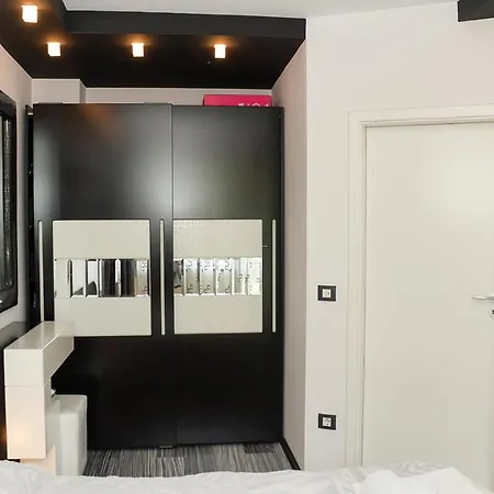 Black & White - 2-bedroom Flat 5min From The *