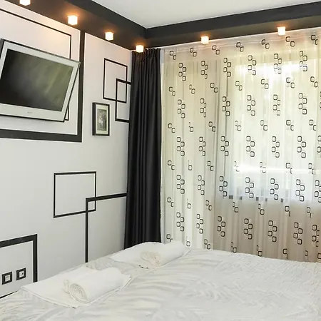 Apartment Black & White - 2-bedroom Flat 5min From The Warna