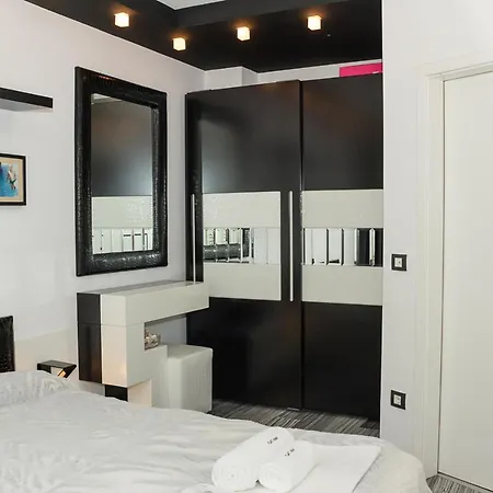 Black & White - 2-bedroom Flat 5min From The Warna