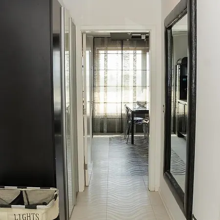Black & White - 2-bedroom Flat 5min From The