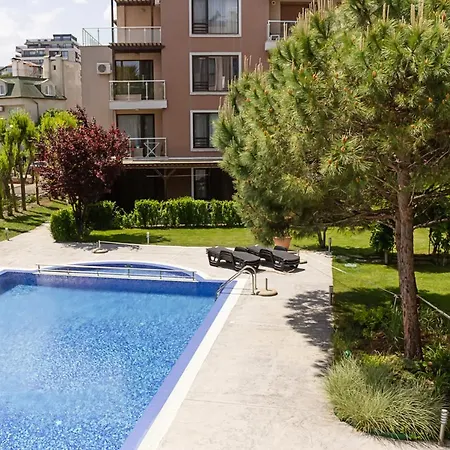 Black & White - 2-bedroom Flat 5min From The Апартаменты Варна